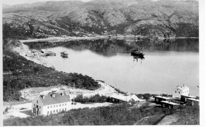 Kuva esittää Liinahamarin satamaa 1930-luvulla. Sen lähde on Jani Skiftevikin kirja ”Petsamo