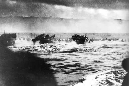 Omaha-rannalla 6. kesäkuuta 1944. Kuvan lähde on googleusercontent.com