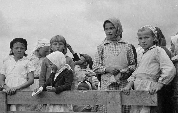 Lapsia kuorma-auton lavalla. Suurmäki 1941 Kuvaaja Borg, SA-kuva.