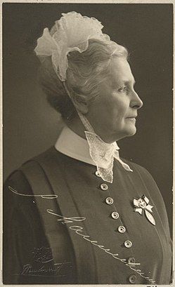 Sophie Mannerheim palkittiin ensimmäisenä suomalaisena Florence Nightingale -mitalilla työstään sairaanhoidon hyväksi. Kuvan lähde on Wikipedia.