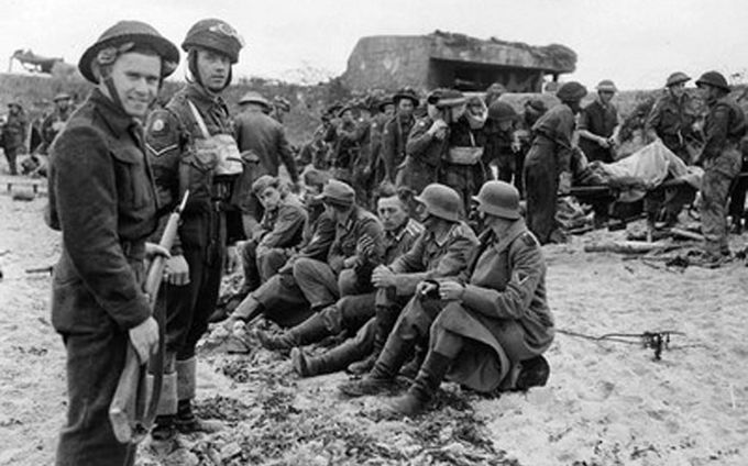 Kandalaiset sotilaat vartioivat saksalaisia sotavankeja Normandiassa. Kuvan lähde on wellingtonadvertiser.com.