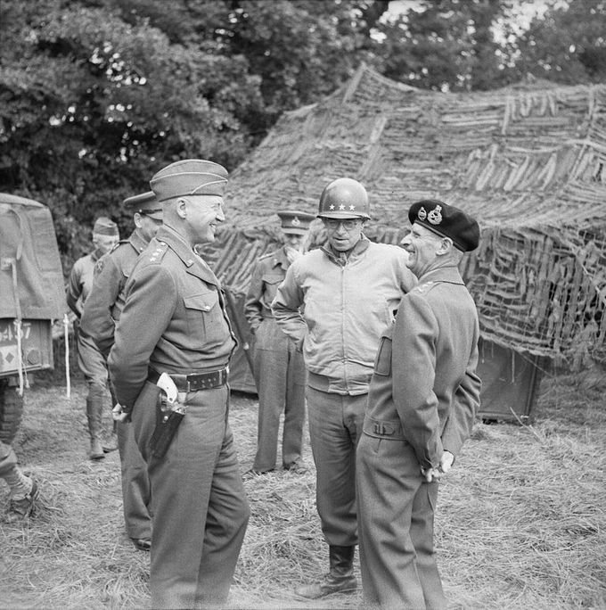 Patton, Bradley ja Montgomery heinäkuussa 1944. Kuvan lähde on Wikimedia.org.