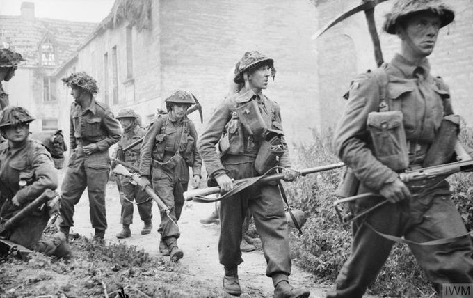 Englantilaisia sotilaita Normandiassa. Kuvan lähden on iwm.org.uk.