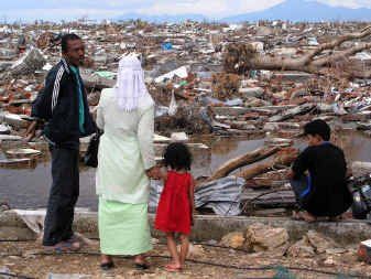 Banda Aceh, Indonesia, kuukausi tsunamin  jälkeen. Kuvan lähde on spokesman.com. Kuvaaja on Mark Bardwell.