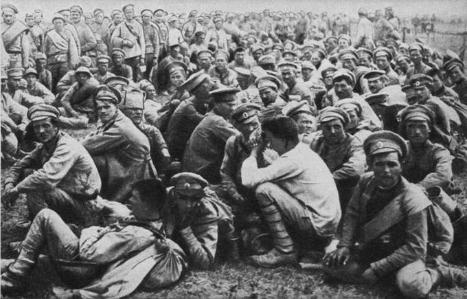 Venäläisisä sotavankeja Tannenbergin taistelun jälkeen. Kuvan lähde on historycentral.com.