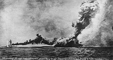 Englantilaisen taisteluristeilijä HMS Queen Maryn tuhoutuminen Skagerrakin taistelussa. Kuvan lähde on Wikipedia.