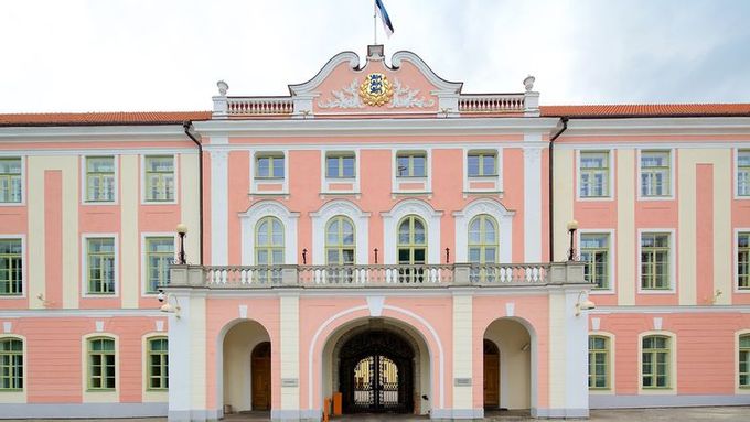 Toompean Linna, jolla on myöhäisbarokkityylinen julkisivu, valmistui vuosina 1767–1773. Linnassa on nykyään Viron parlamentti. Kuvan lähde on visitestonia.com.