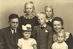 Martti Haavio ja Elsa Enäjärvi-Haavio perheineen. Kuvan lähde on Wikipedia.