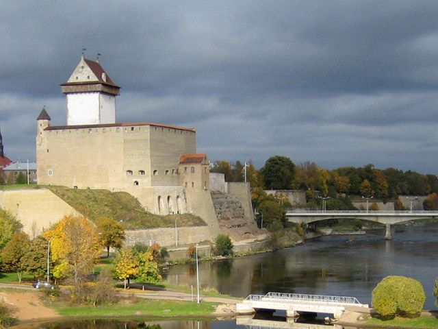 Narvan Hermannin linnoitus Narvanjoen länsirannalla. Kuvan lähde on Wikiwand.com.