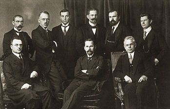 Liettuan neuvoston jäseniä Kaunasissa vuonna 1918. Kuvan lähde on Wikipedia.