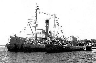 Miinalaiva Louhi ja sukellusveneet Vetehinen, Vesihiisi ja Iku-Turso kesällä 1939. Kuvan lähde on Wikipedia.