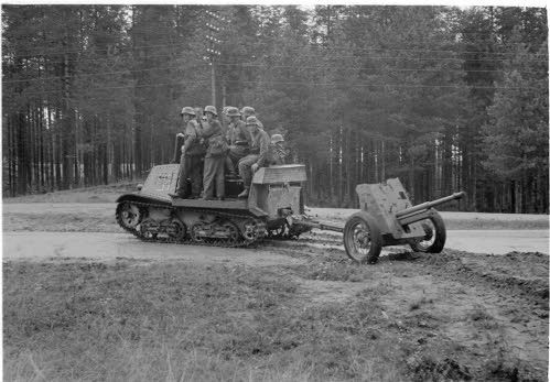 1.	Maastossa tai maantiellä--aina yhtä hyvin tämän tankkitraktorin avulla. Lauritsala 1941.08.21 (SA kuva)
