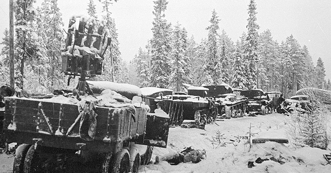 Raatteen tielle jäänyttä puna-armeijan 44. Jalkaväkidivisioonan kalustoa. SA-kuva.