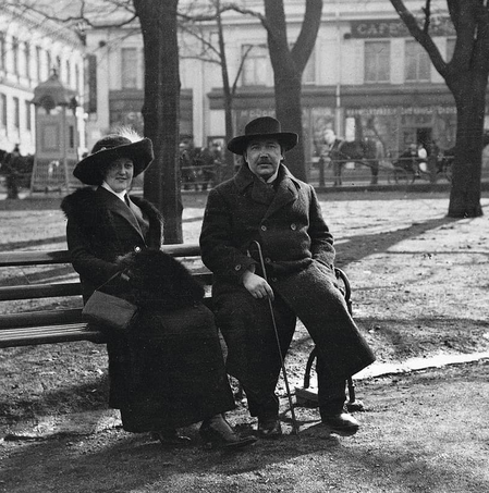 Eino Leino ja hänen toinen vaimonsa Aino Kajanus Esplanadin puistossa vuonna 1913. Kuvan lähde on Yleisradio.