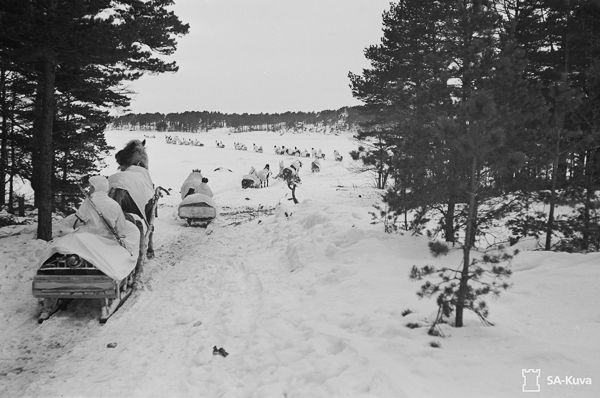 Suomalaiset etenemässä Aaro Pajarin johdolla kohti Suursaarta maaliskuussa 1942. Kuva: SA-Kuva.