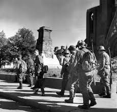 4. Jalkaväkiryhmä sivuuttaa tuomiokirkon poistuessaan Viipurista 26.6.1944. SA-Kuva