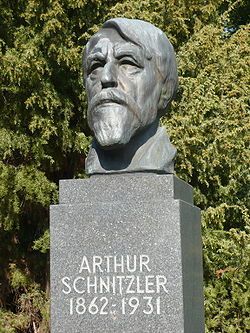 Schnitzlerin patsas eräässä puistossa Wienissä. Kuvan lähde on Wikipedia.