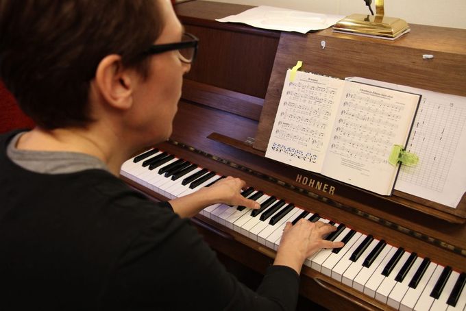 Voiko aikuinen oppia soittamaan pianoa? Kuvan lähde on musiikkituotantokeys.fi.