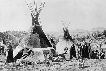 Kuva 2. Tiipii- eli intiaanitelttoja. Kuvan lähde on Wikipedia.