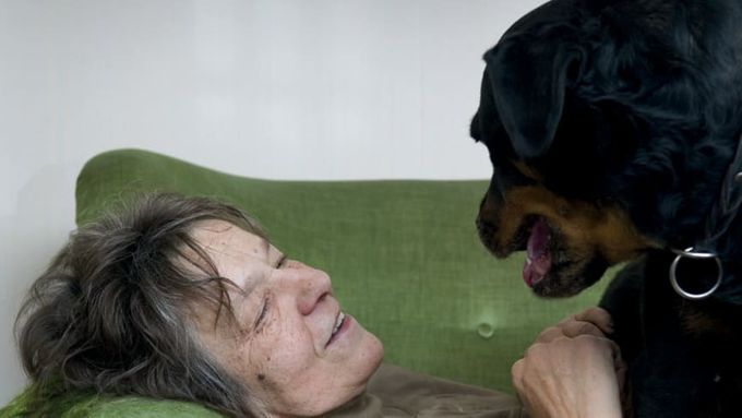Sirkka Turkka koiransa kanssa. Kuvan lähde on mynewsdesk.com.