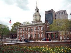 Kuva 1. Itsenäisyysjulistuksen hyväksymispaikka, Philadelphian Independence Hall. Kuvan lähde on Wikipedia.