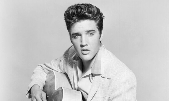 Elvis Presley vuonna 1954 uransa alussa. Kuvan lähde on rollingstone.com.