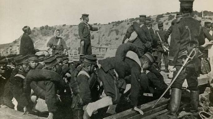 Kuva 1. Japanilaiset nousevat maihin Japanin-Venäjän sodan aikana. Kuvan lähde on britannica.com.