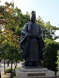 Kuva 2. Ashikaga Takaujin (1305-1358) patsas Japanissa. Kuvan lähde on jref.com.
