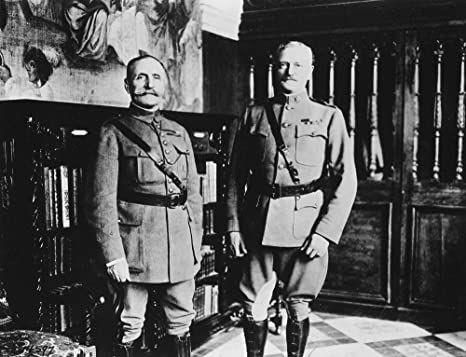 Kuva 2. Ranskan komentaja Ferdinand Foch ja oikealla puolella Yhdysvaltain komentaja John Joseph Pershing. Kuvan lähde on amazon.com.