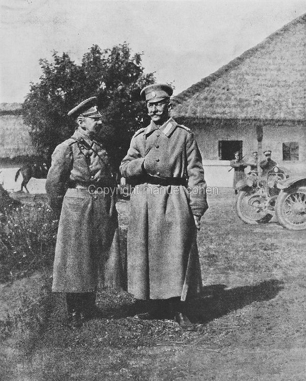 Kuva 2. Kenraali Vasili Gurko ja oikealla puolella kenraali Aleksei Brulov. Kuvan lähde on manuelcohen.photoshelter.com.