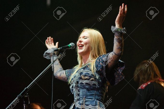 Kuva 4. Laulaja Pelageja esiintymässä rock-konsertissa. Kuvan lähde on 123rf.com.