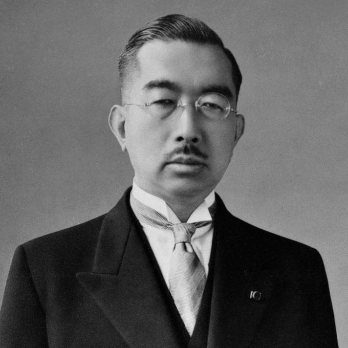 Kuva 3. Keisari Hirohito siviilipuvussa. Kuvan lähde on biography.com.