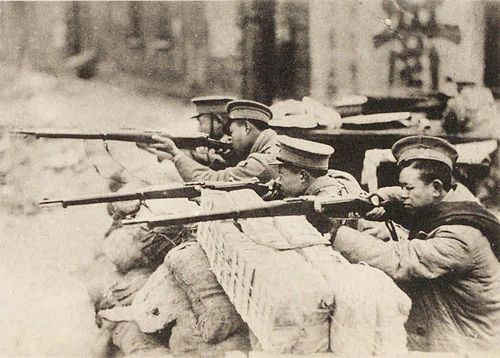 Kuva 1. Kiinalaisia sotilaspoliiseja Shanghain taistelussa v. 1937. Kuvan lähde on Wikiwand.