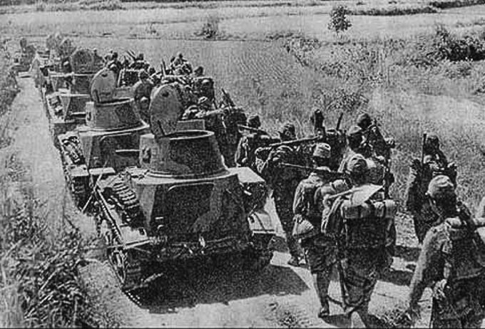Kuva 4. Japanilaisia pioneerijoukkoja marssilla lokakuussa 1938 Wuhanin taistelussa. Kuvan lähde on Wikipedia.org.