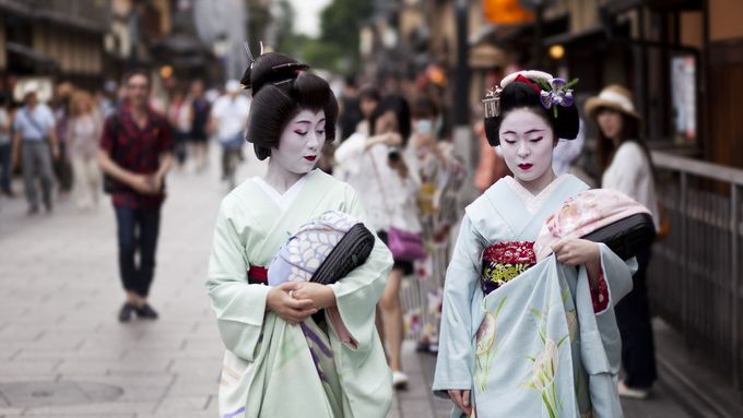 Kuva. Geishoja kävelemässä kadulla Kiotossa. Kuvan lähde on foxnews.com