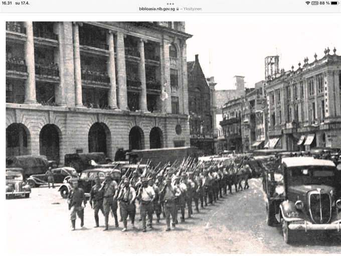 Kuva 2. Japanilaiset joukot marssivat Singaporen kaduilla helmikuussa 1942 brittien joukkojen antautumisen jälkeen. Kuvan lähde biblioasia.nlb.gov.sg.