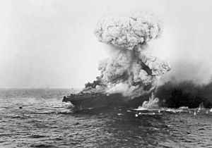 Kuva 3. Liittoutuneiden lentotukialus USS Lexington räjähti 8. toukokuuta 1942. Kuvan lähde on Wikipedia.