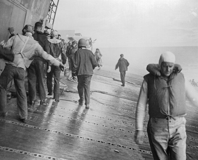 Kuva 4. Japanilaisten torpedot ovat osuneet USS Yorktown-lentotukialukseen ja se on vaikeuksissa Midwayn taistelun loppupuolella. Kuvan lähde on history.com.