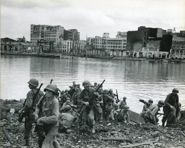 Kuva 6. Amerikkalaisten saapuminen Manilaan helmikuussa 1945 sitä vapauttamaan. Kuvan lähde on historycollection.com.