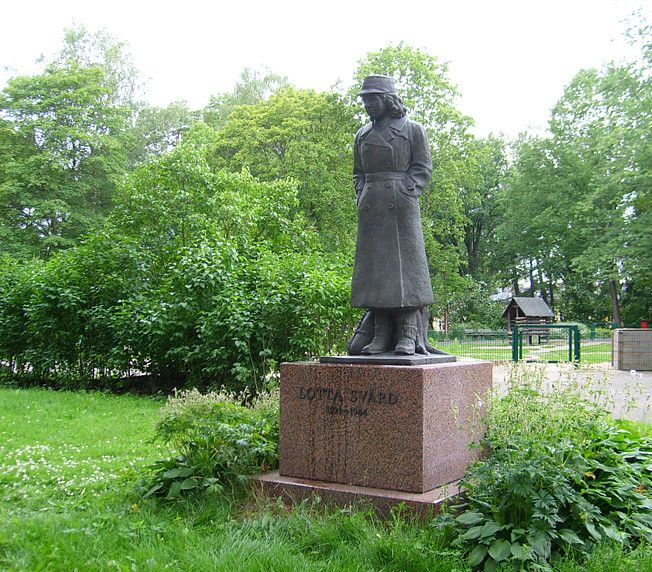 Kuvan 2 lähde on turku.fi. Kyseessä on Turun kaupungissa oleva patsas.