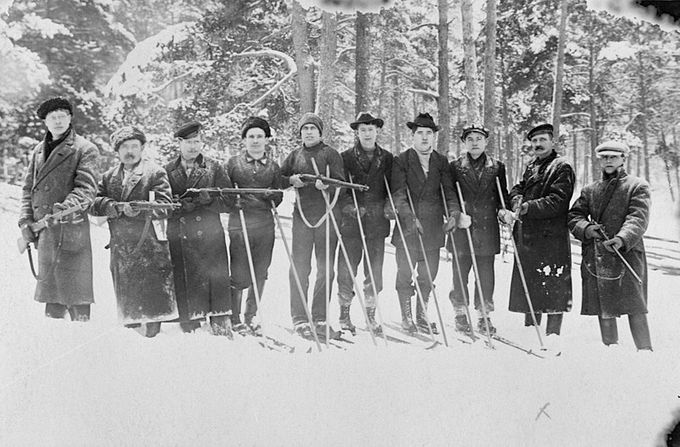 Kuva 1. Maarian punakaartin osasto Ikaalisten rintamalla maaliskuussa 1918. Kuvan lähde on wigipedia.org.