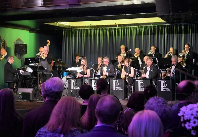 Kuva 1. Tapiola Big Band vuonna 2019, jolloin se täytti 50 vuotta. Kuvan lähde on jazzrytmit.fi.