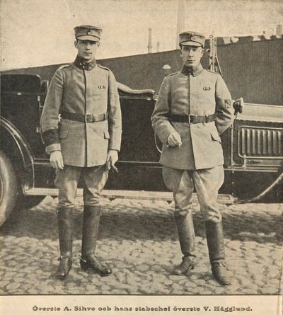 Kuva 4. Aarne Sihvo (vasen) ja Woldemar Hägglund (oikea) sisällissodan aikana. Kuvan lähde on europeana.eu.